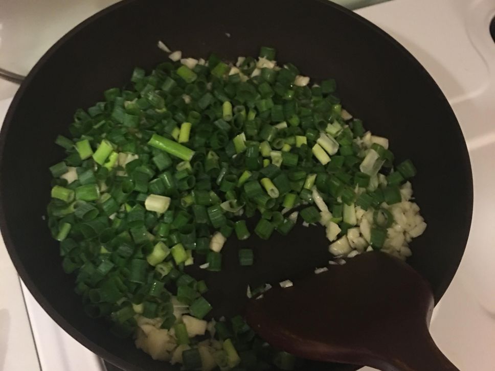 健身料理-水煮鸡胸肉佐葱蒜（黄俊推荐）的加工步骤