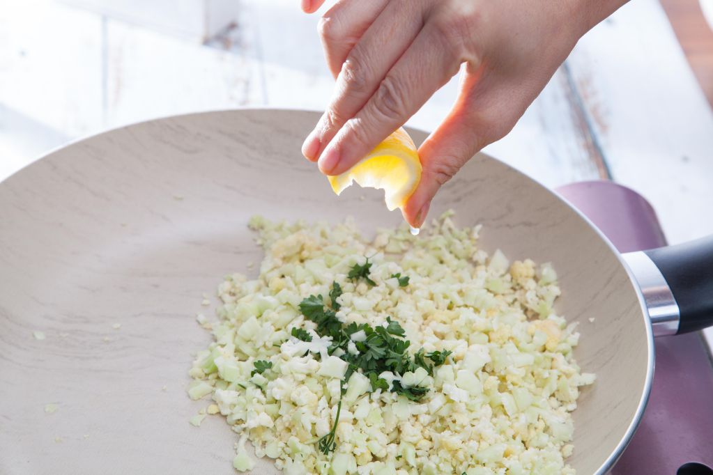 低醣料理  柠檬蒜香花椰饭的加工步骤