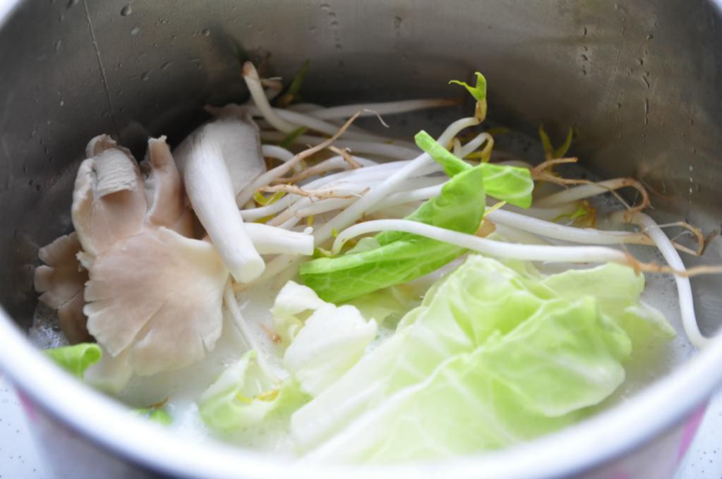 【高露洁全台火锅飨宴】山药牛奶鸡肉锅的加工步骤