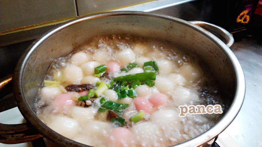 冬至必吃客家咸汤圆(鸡肉版)。胖卡瘦不了食谱的加工步骤