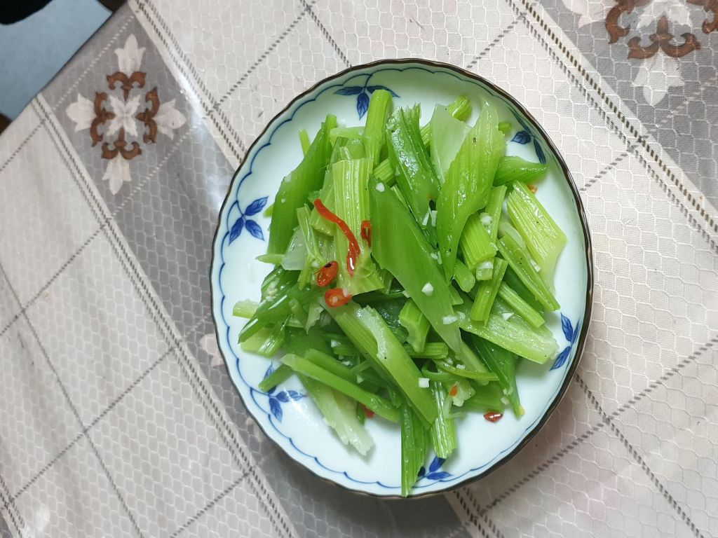 凉拌芹菜的加工步骤