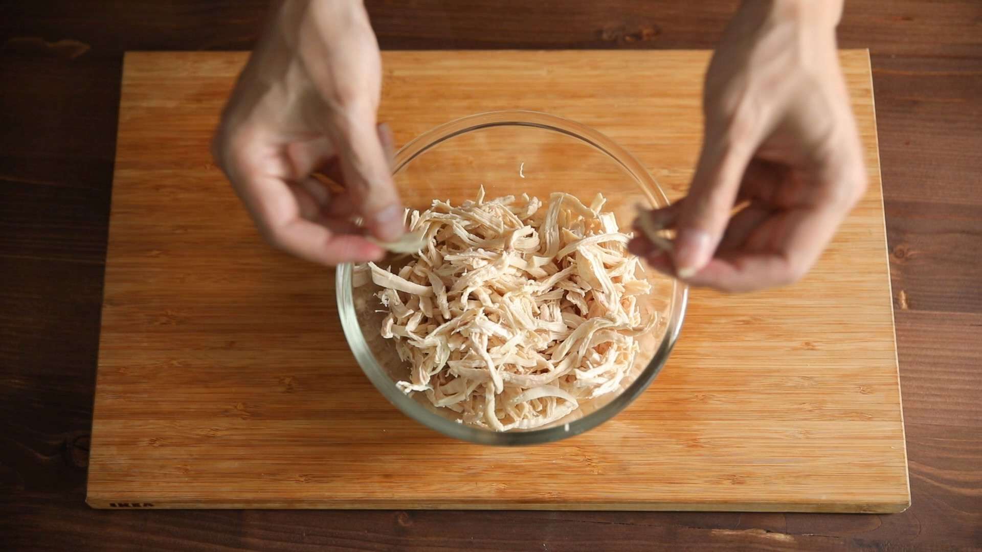 凉拌鸡丝小黄瓜 (影音食谱)的加工步骤