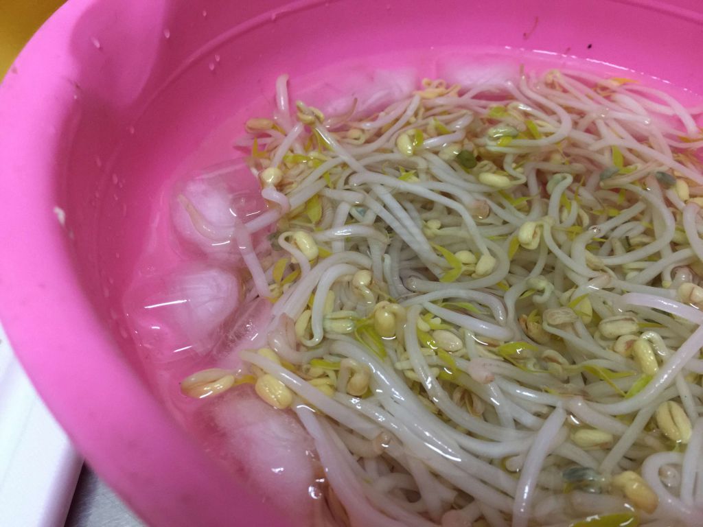 健康减肥菜～【海菜凉拌绿豆芽】的加工步骤