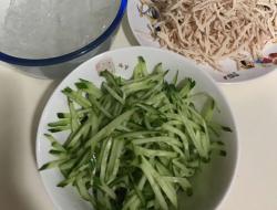 清爽凉拌菜～鸡丝凉拌小黄瓜