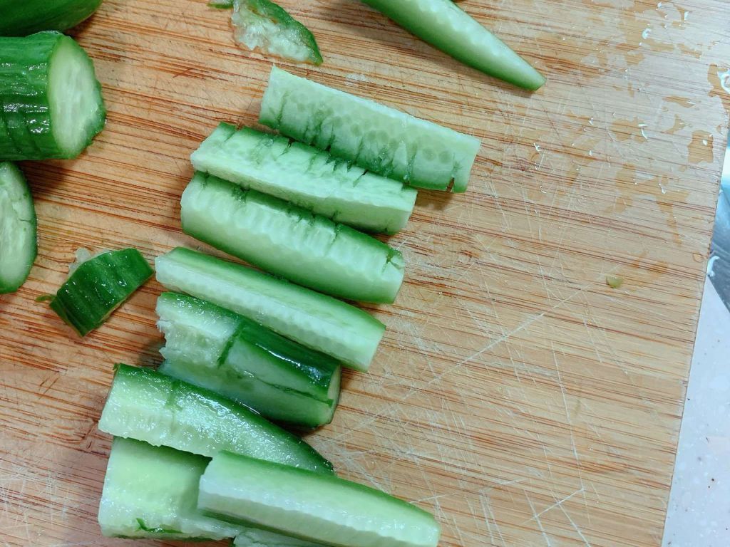 🥒凉拌小黄瓜🥒的加工步骤