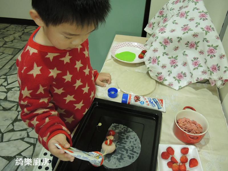 草莓汤圆卷【草莓就爱鹰牌炼奶】的加工步骤