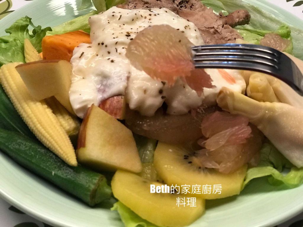 柚子里肌肉蔬果沙拉的加工步骤