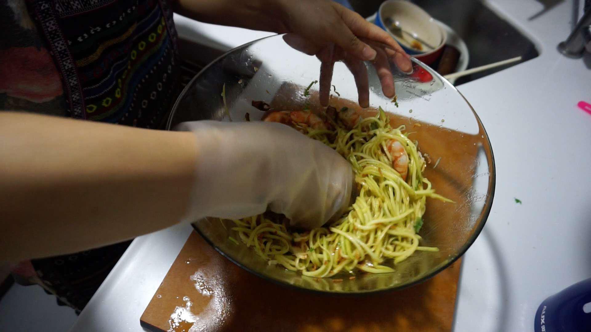 视频-泰式大虾青芒沙拉【老娘的草根饭堂】的加工步骤