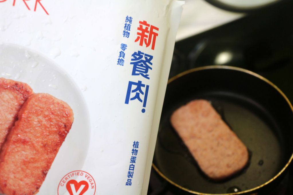 秋葵餐肉和风温沙拉的加工步骤