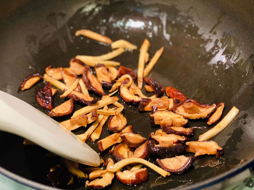 素食香菇炊饭（电锅版）的加工步骤