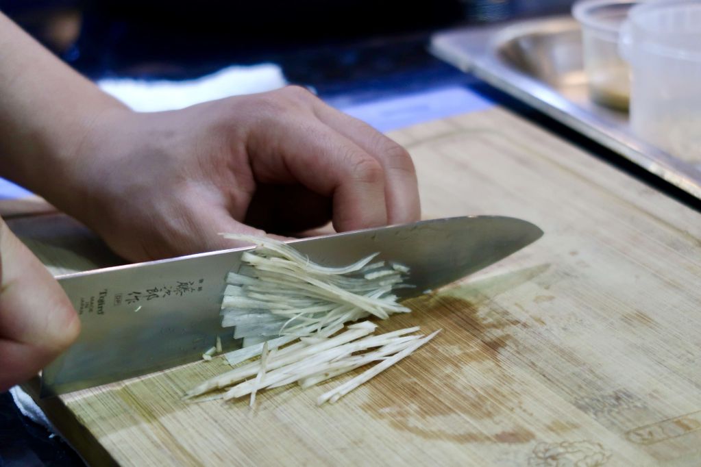 芝麻凉拌牛蒡新肉丝(全素)的加工步骤