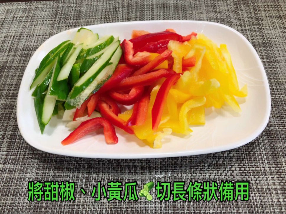 煎豆腐烩甜椒小黄瓜------素食料理的加工步骤