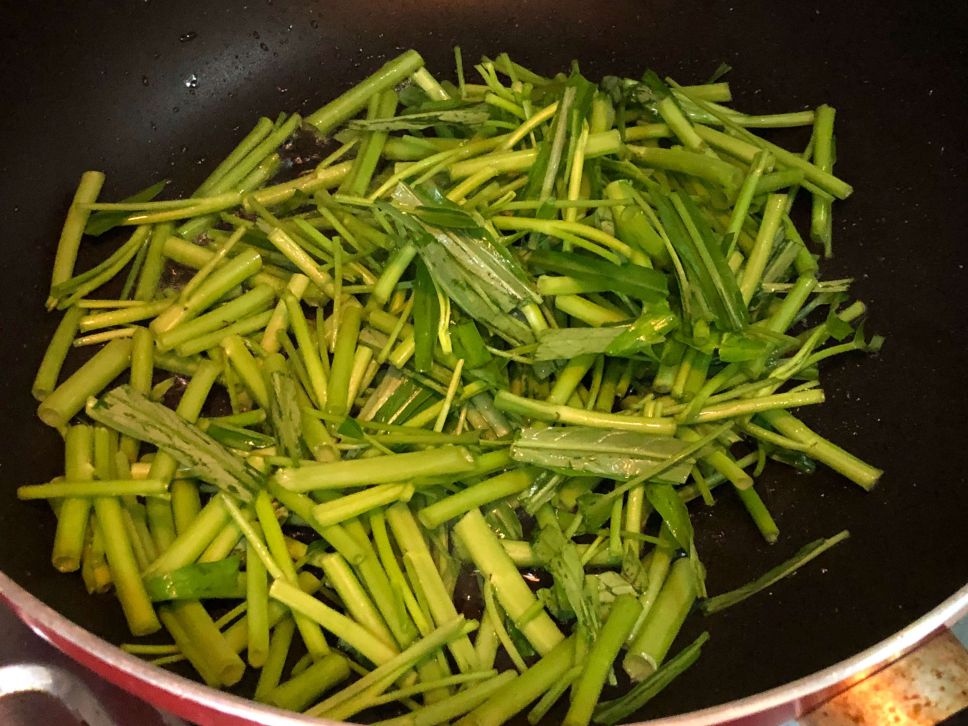 热炒空心菜鸿喜菇【好菇道亲子食光】的加工步骤