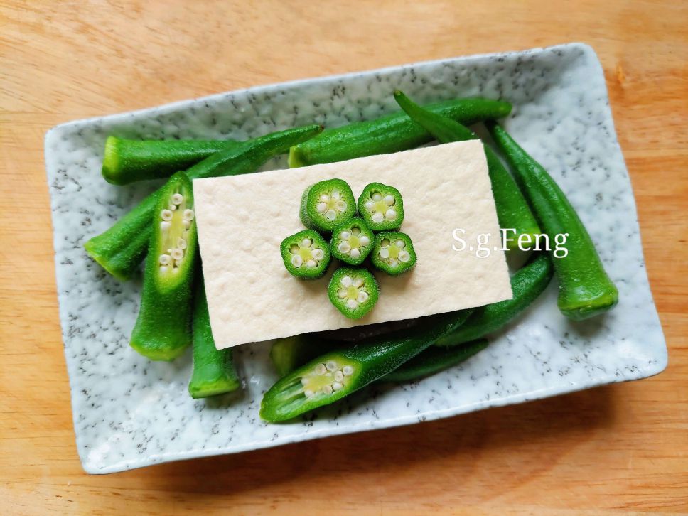 蒜蓉凉拌秋葵豆腐[中华盐卤豆腐]的加工步骤