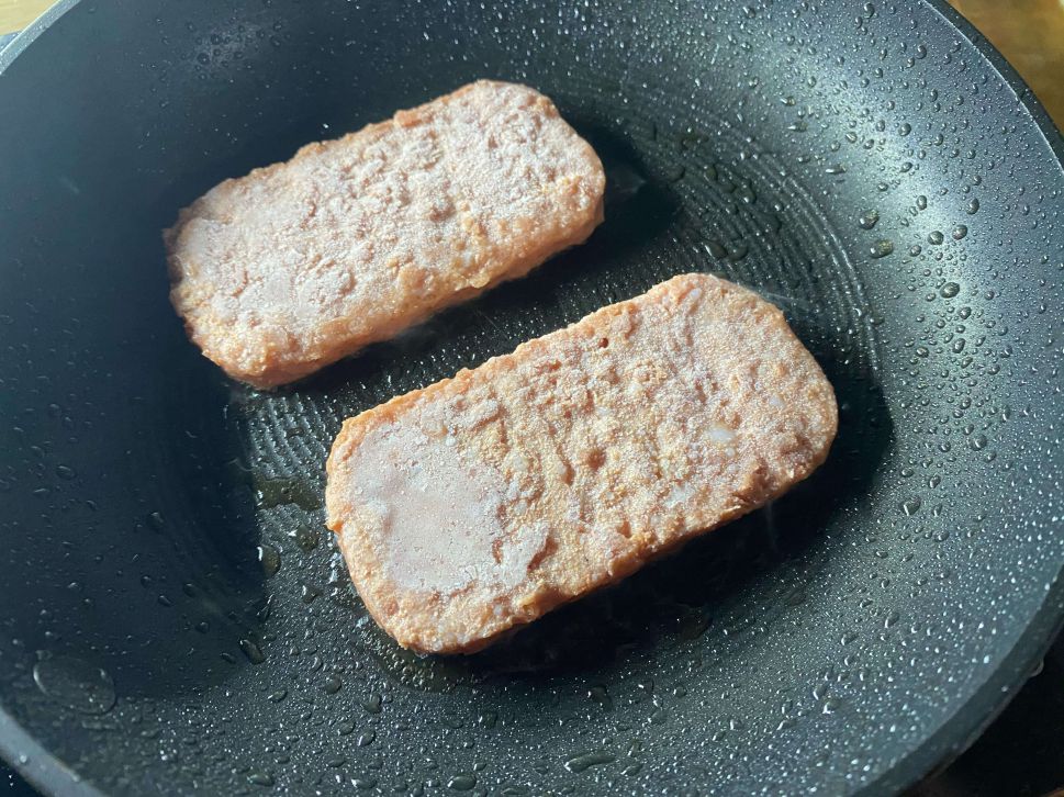 新餐肉炒萝卜糕的加工步骤