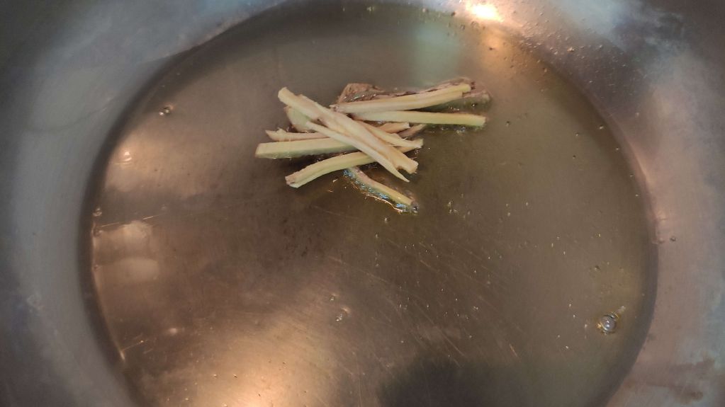 丝瓜烩杏鲍菇（素食可食）的加工步骤