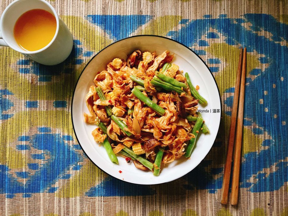 泡菜炒鲜蔬豆皮｜10分钟素食的加工步骤