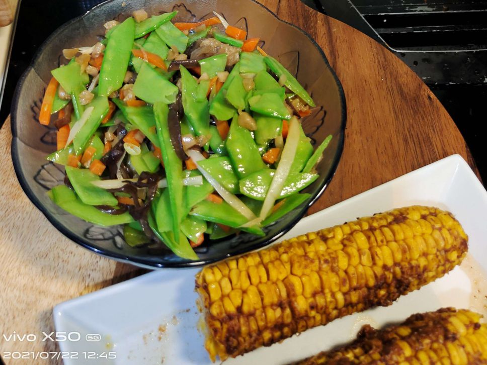 防疫宅料理~~疗愈的黑木耳炒豌豆的加工步骤