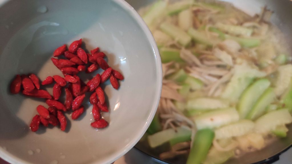 丝瓜烩杏鲍菇（素食可食）的加工步骤