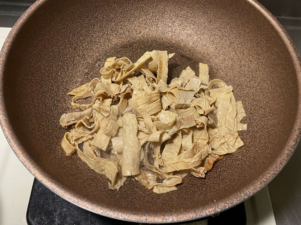 素食黑胡椒香草豆皮炒豆芽的加工步骤