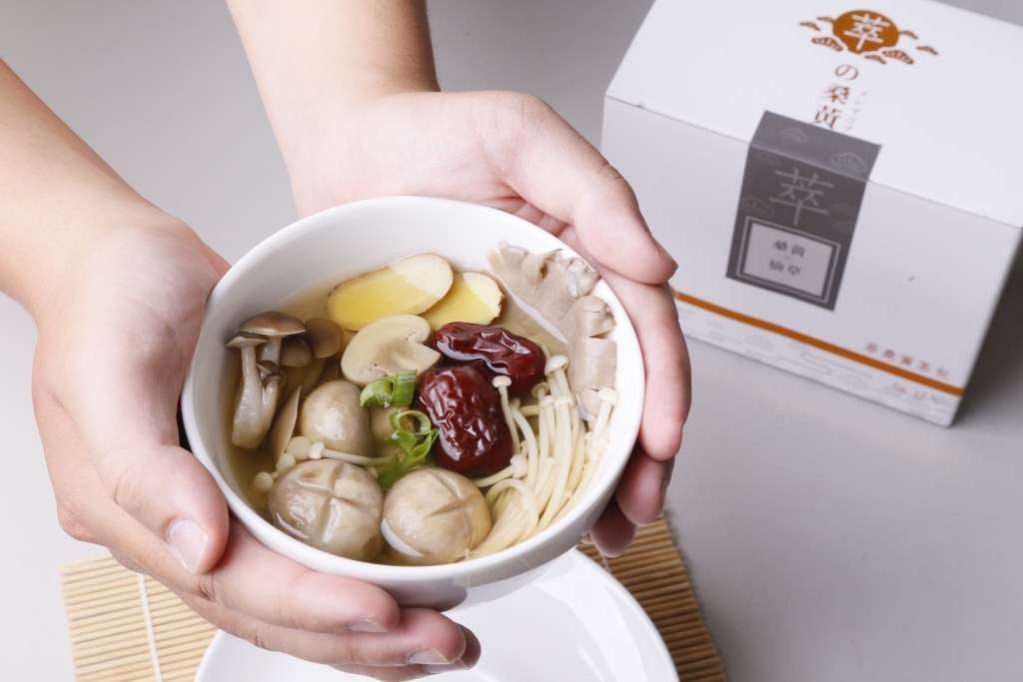 桑黄仙草食补蕈菇汤(素食可)的加工步骤