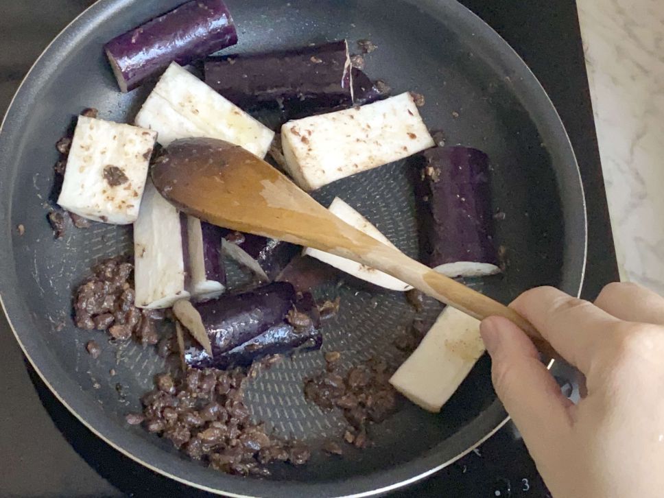 豆豉香炒茄子油豆腐（蔬食）的加工步骤