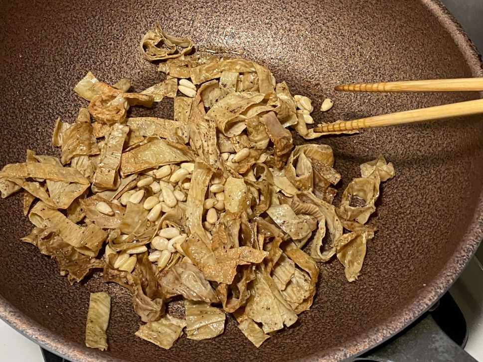 素食黑胡椒香草豆皮炒豆芽的加工步骤