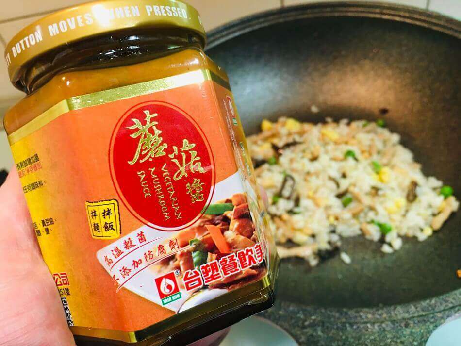 [开箱-全素蘑菇酱]素食炒饭佐全素蘑菇酱的加工步骤