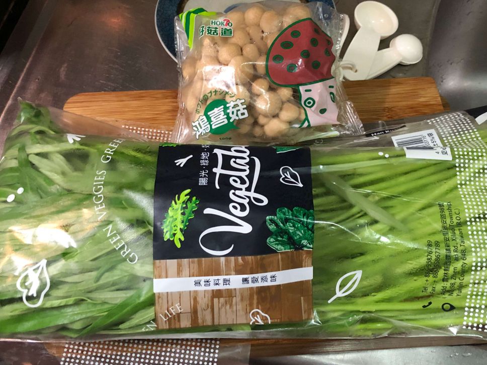 热炒空心菜鸿喜菇【好菇道亲子食光】的加工步骤