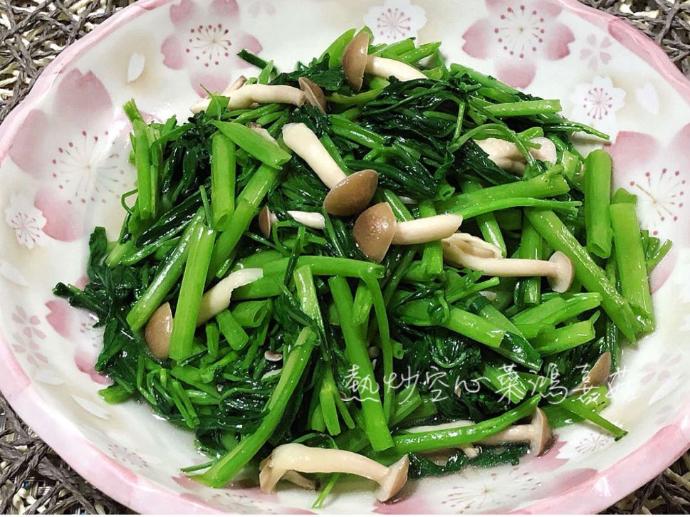 热炒空心菜鸿喜菇【好菇道亲子食光】的加工步骤