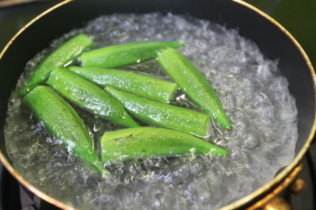 秋葵餐肉和风温沙拉的加工步骤