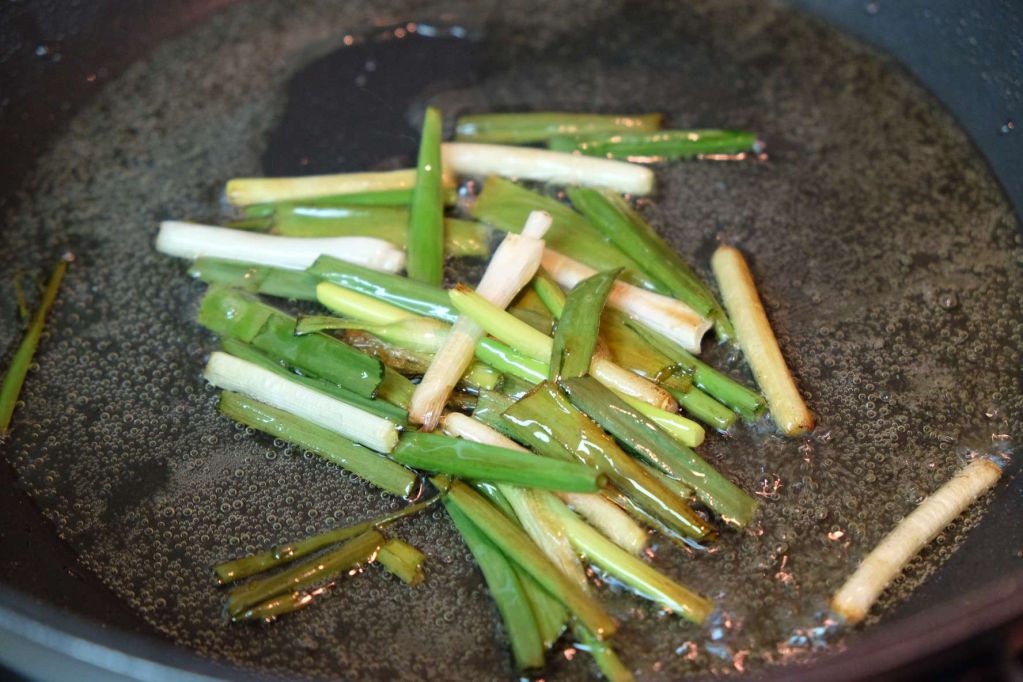 【菜鸟人妻学做菜】葱烧豆腐的加工步骤