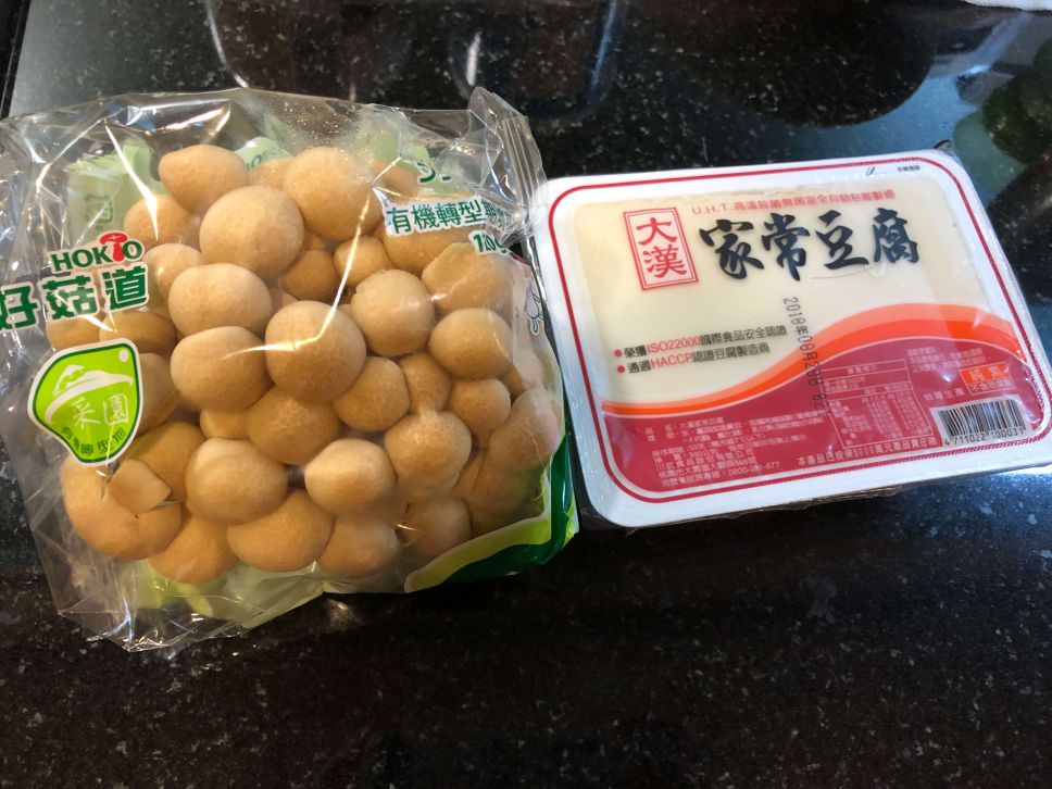 鸿禧菇滑蛋烩豆腐的加工步骤