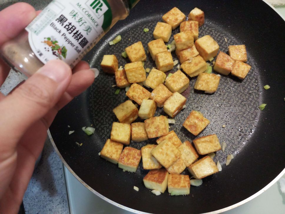 香煎椒盐鸡蛋豆腐丁的加工步骤