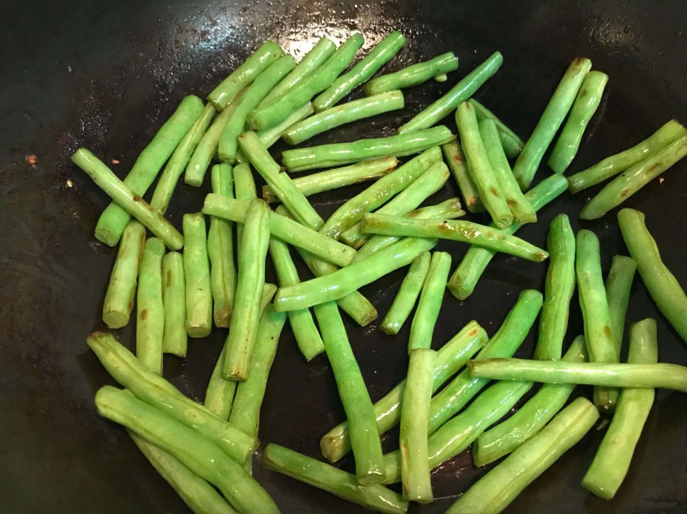 金银蛋干煸四季豆～下饭好菜！的加工步骤