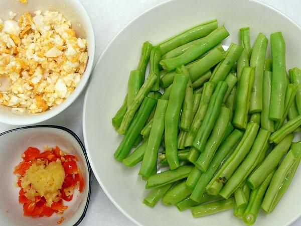 咸蛋干煸四季豆 ♥ 咸蛋&蔬菜6♥的加工步骤