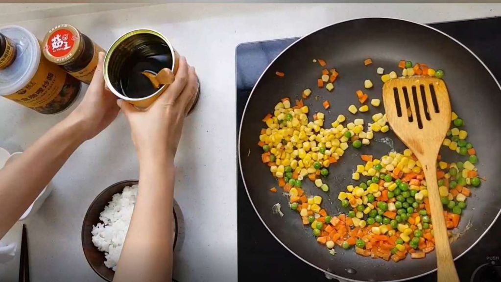 蔬食咖喱炒饭的加工步骤