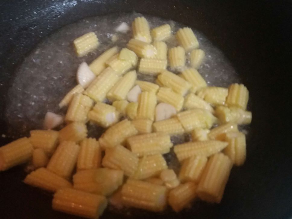 咸蛋玉米笋🌽的加工步骤