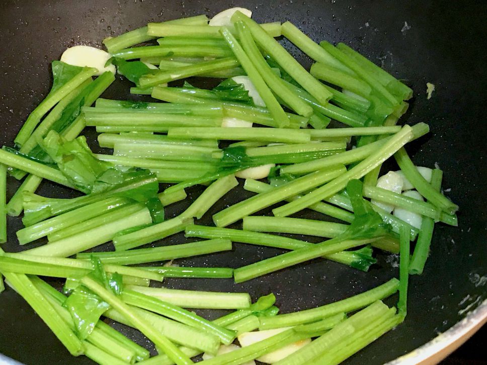 顺滑不涩口～菠菜鸡蛋炒冬粉的加工步骤