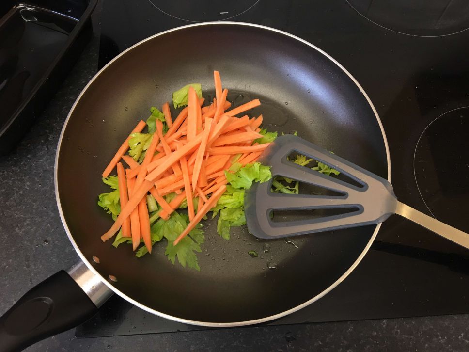 芹菜蘑菇蛋炒饭的加工步骤