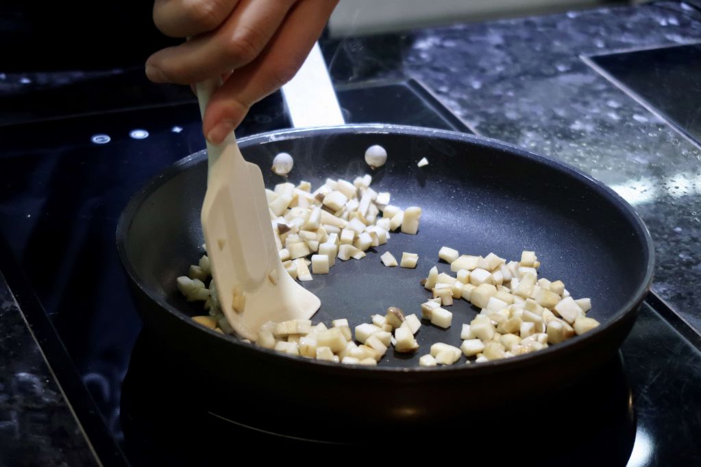 新猪肉杏鲍菇炒饭(五辛素)的加工步骤