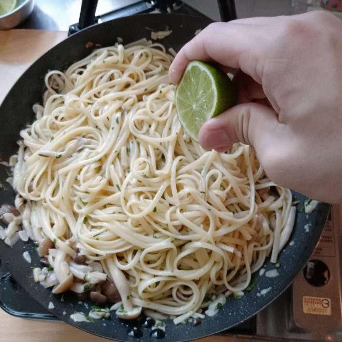 圣诞餐 蒜味橄榄油意大利面的加工步骤