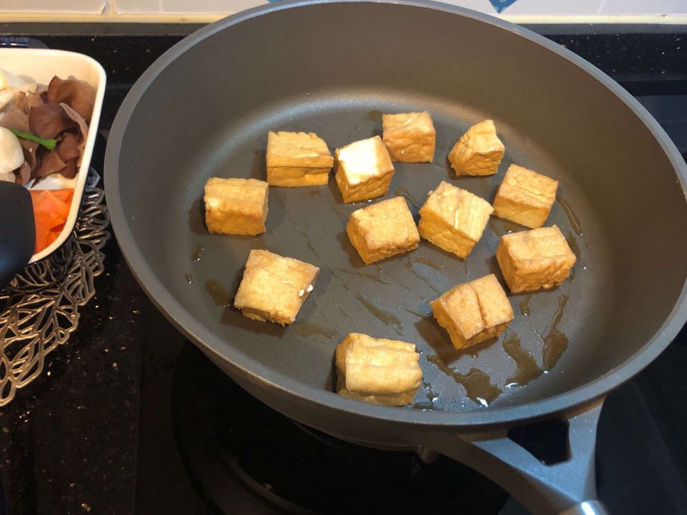 三杯杏鲍菇油豆腐的加工步骤