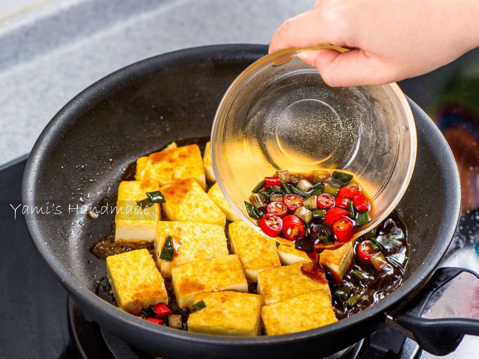 葱烧鸡蛋豆腐【家常料理】【豆腐不破诀窍】的加工步骤