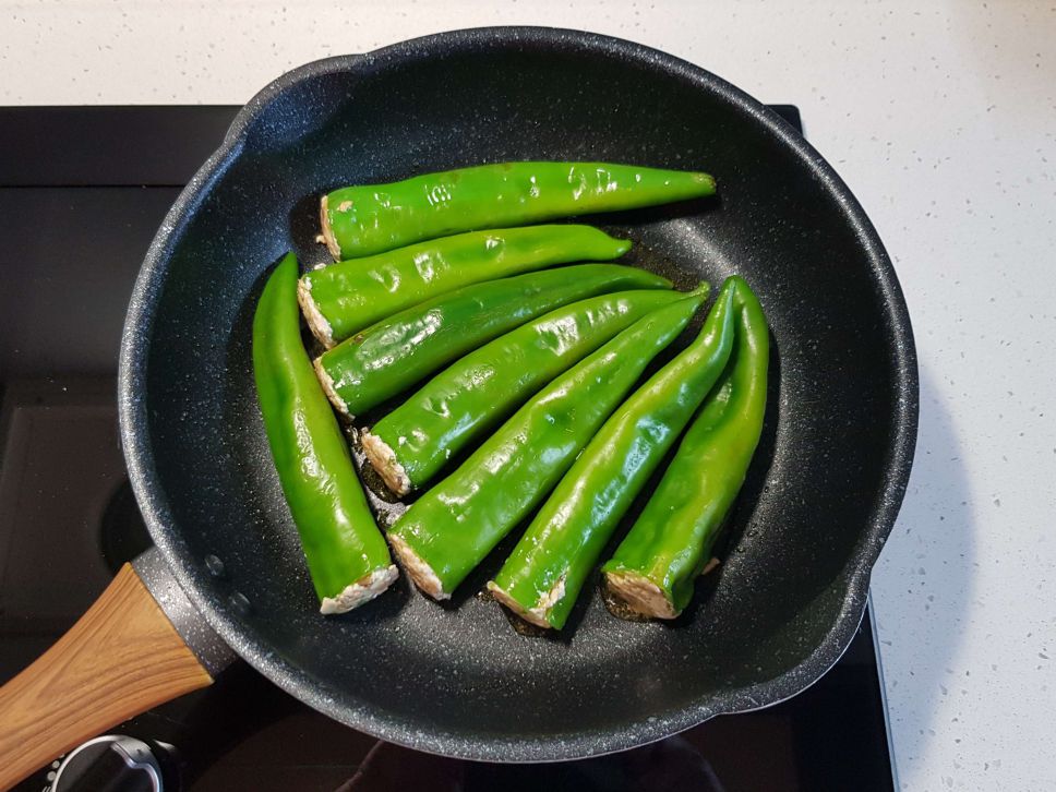 酱烧角椒镶素肉 (新猪肉料理)的加工步骤