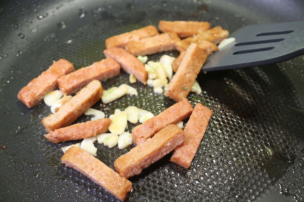 超下饭!香辣塔香素肉丝的加工步骤