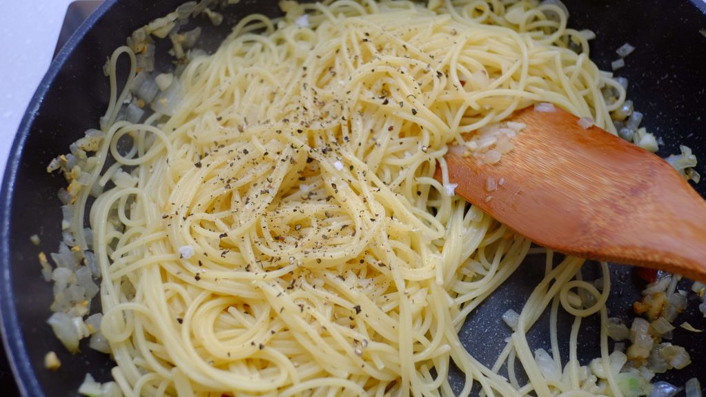 [A cook] 蒜香橄榄油辣椒意大利面的加工步骤