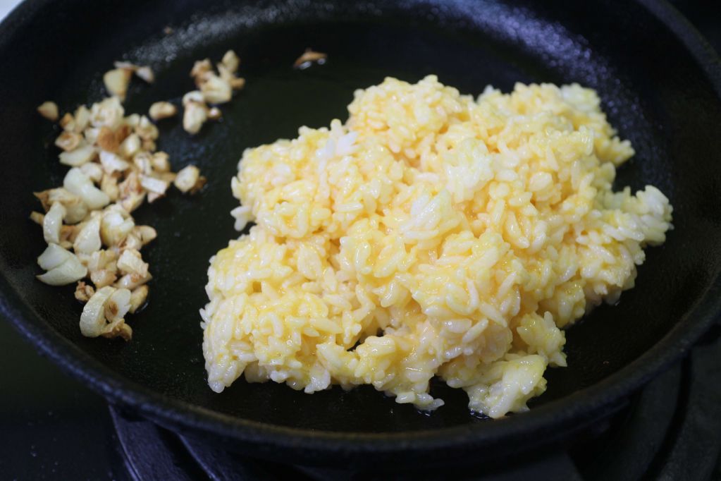 元气菇菇大蒜炒饭【好菇道亲子食光】的加工步骤