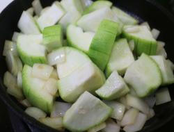 洋葱金针菇烩丝瓜(三样食材一锅轻松煮)