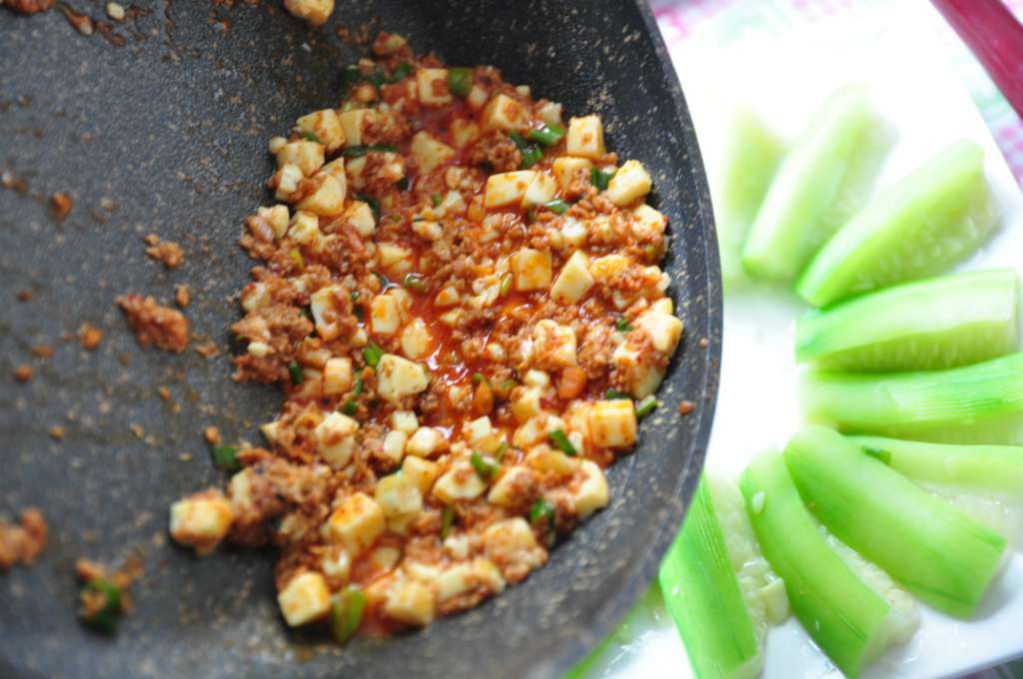 豆酥麻辣豆腐烩丝瓜的加工步骤